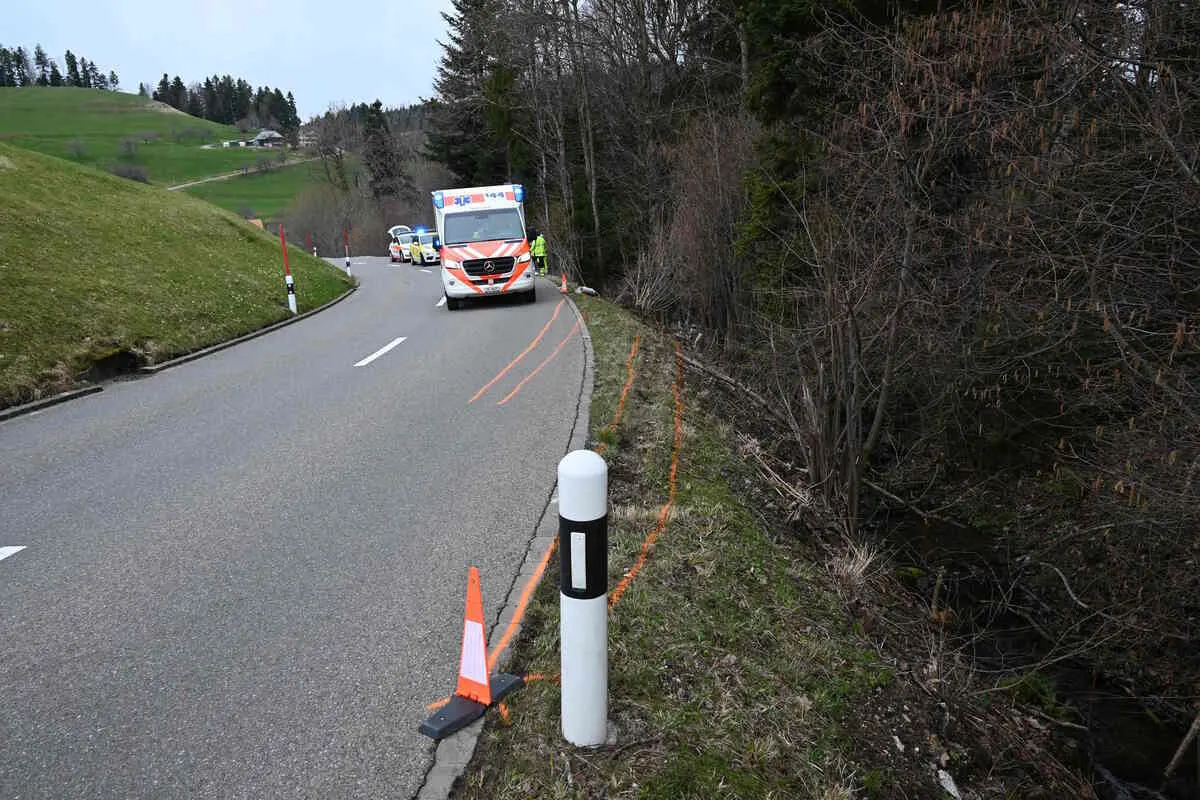 Gähwil SG - Auto landet bei Unfall in einem Bach 