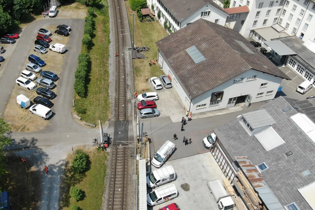 Uster ZH - Kollision auf Bahnübergang zwischen Gabelstapler mit Anhänger und Rangierlokomotive - Bahnstrecke gesperrt