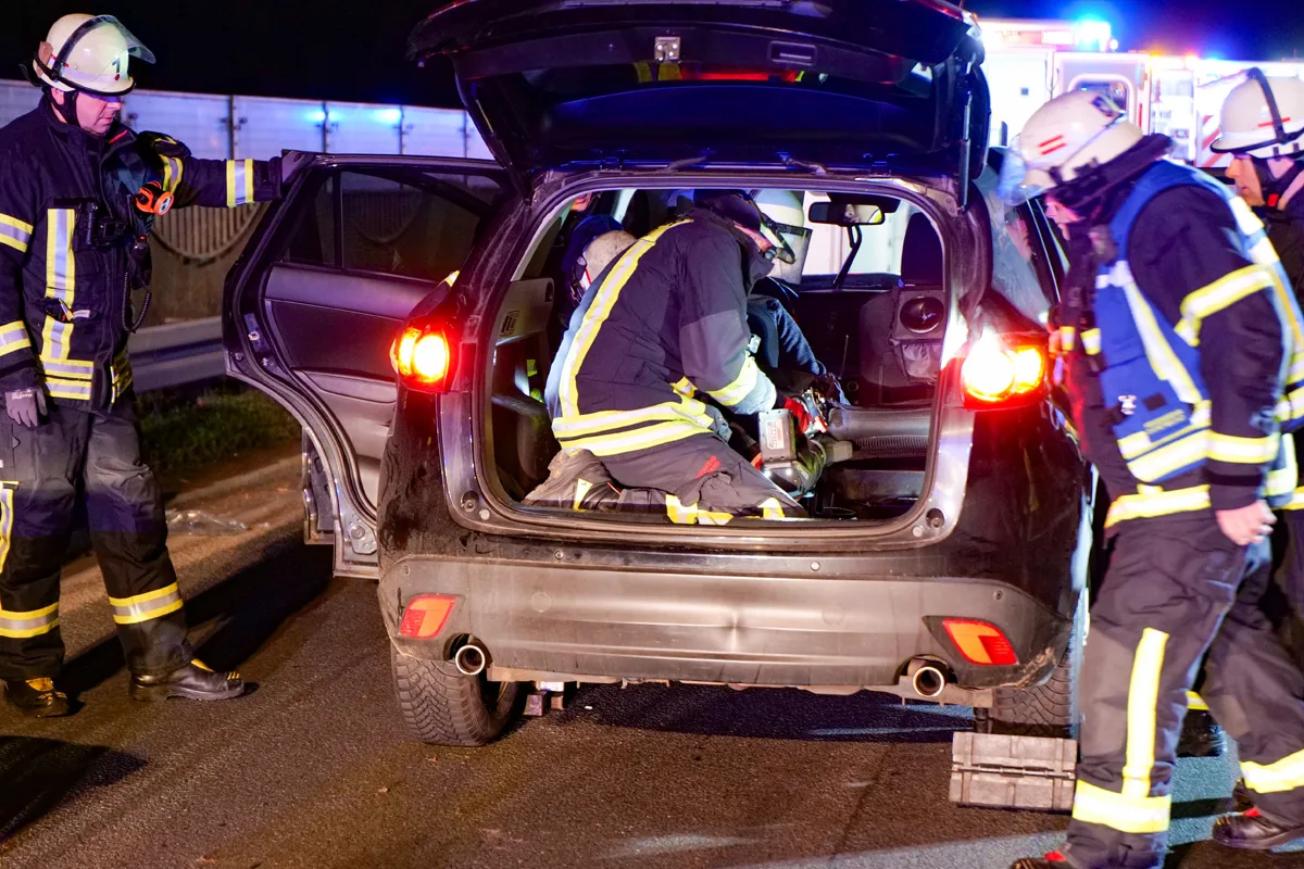 Dortmund – Person nach Unfall verletzt im Auto eingeschlossen