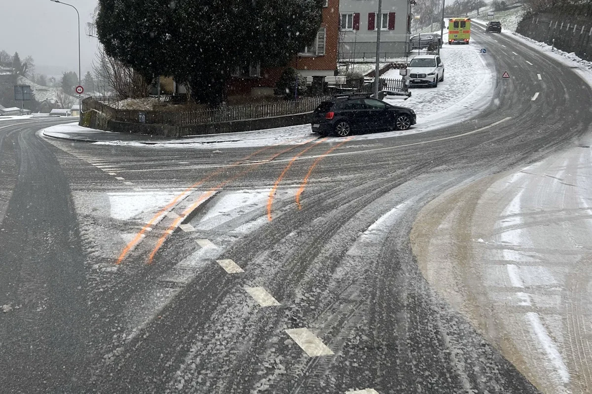 Wolfhalden AR – Auto prallt bei Schnee gegen Bordstein