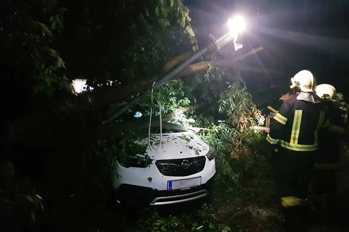  Heftiger Unwetter in Grafenwörth - Straßenlaterne und Baum stürzen auf PKW