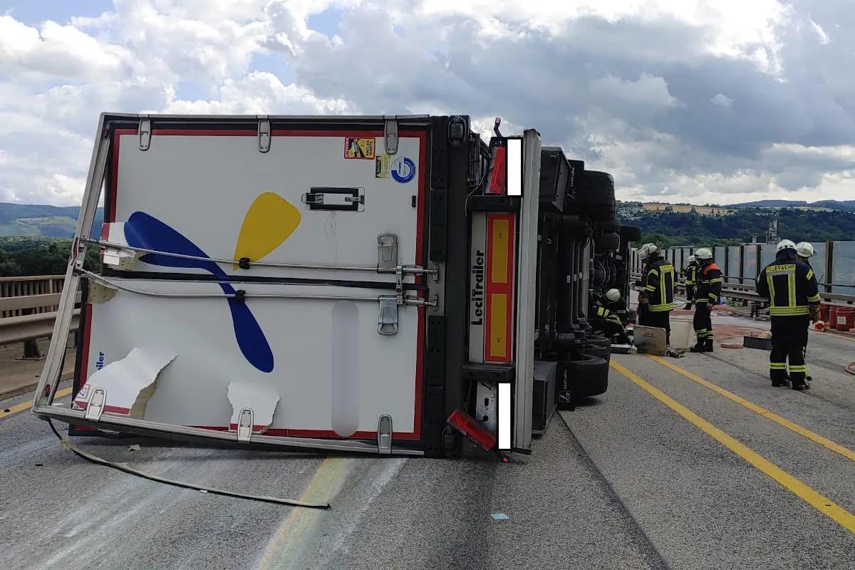 A46a Trier – LKW kippt um und blockiert alle Fahrspuren