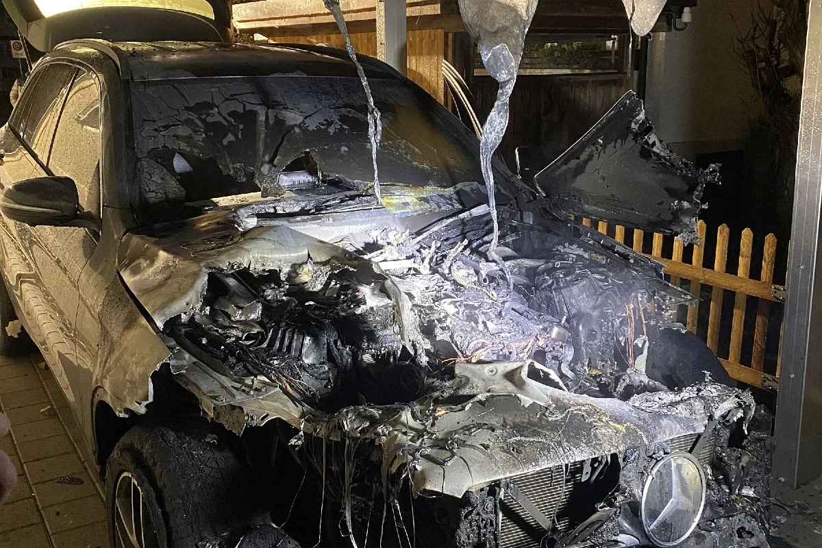 Hölstein BL - Fahrzeugbrand in der Nacht erfordert Feuerwehreinsatz