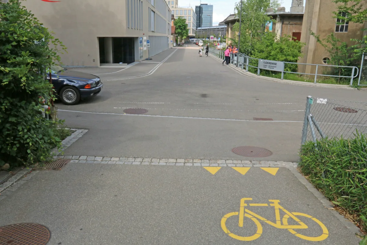 Stadt St.Gallen SG - Skateboardfahrerin prallt mit Auto zusammen