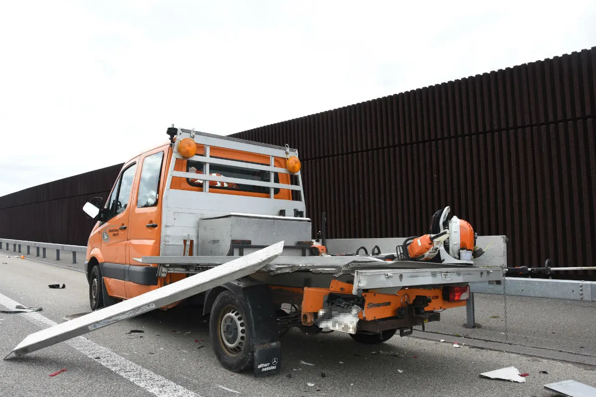Mels SG -  Statelschlepper streift Lieferwagen