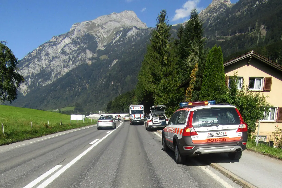 Schwanden GL - Motorradfahrer verliert Herrschaft über sein Töff