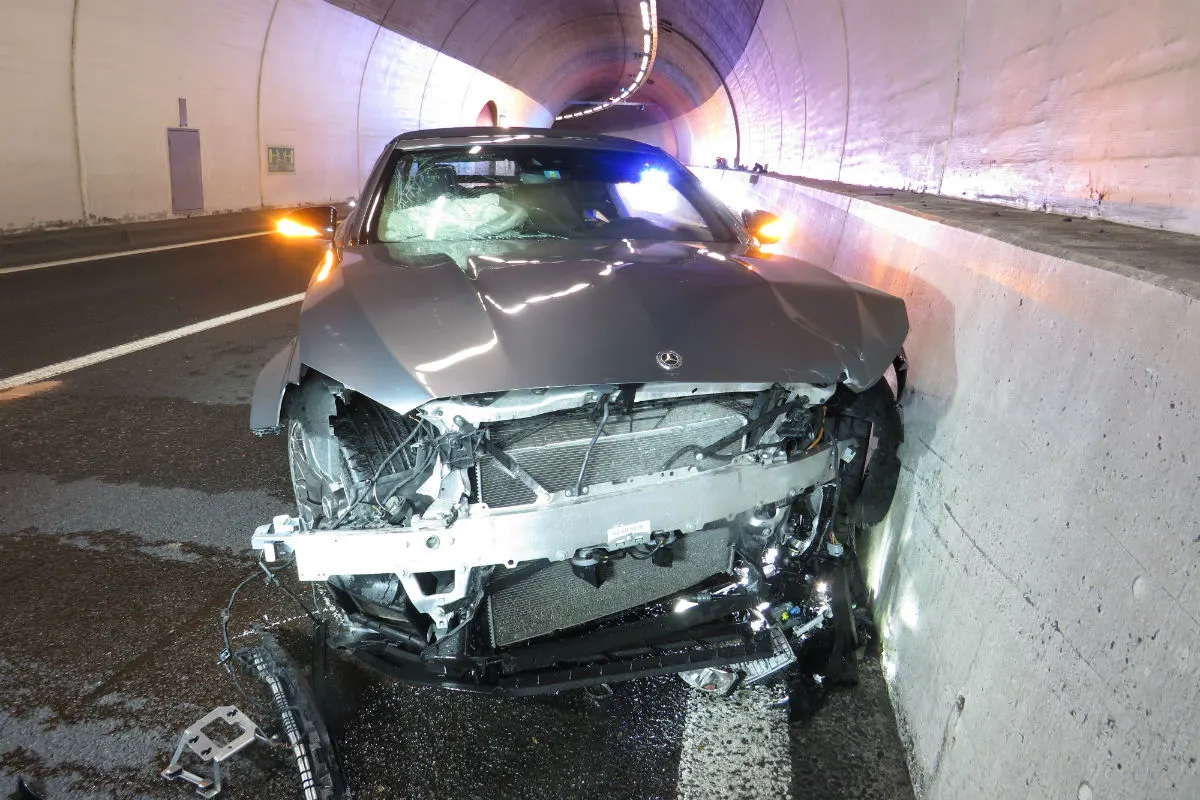 A3/Mühlehorn GL - Mercedes in Tunnelwand geprallt