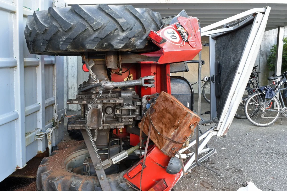 Tödlicher Unfall in Schötz LU - Traktor kam von der Strasse ab – eine Person verstorben 