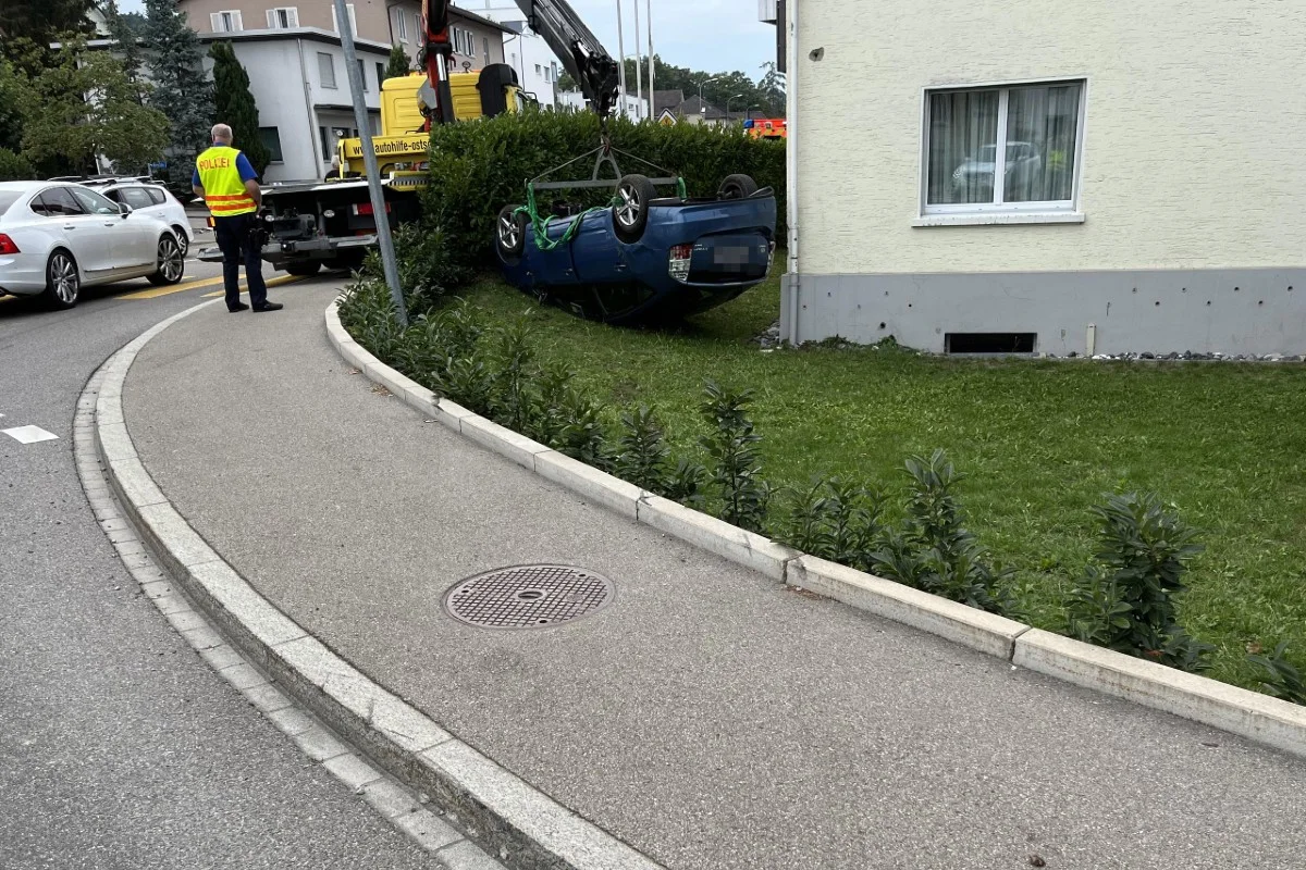 Aadorf TG - Auto landet auf dem Dach