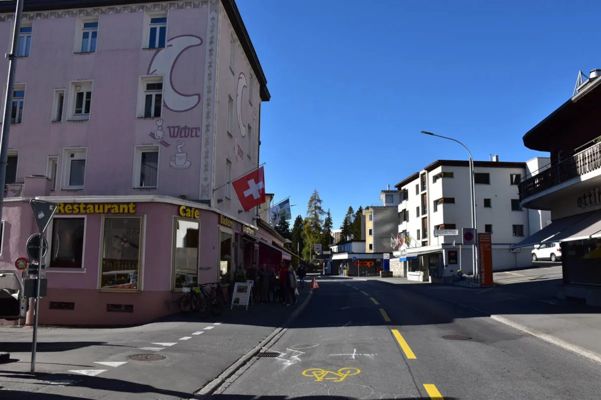 Davos Dorf GR - Fahrrad kollidiert mit Personenwagen
