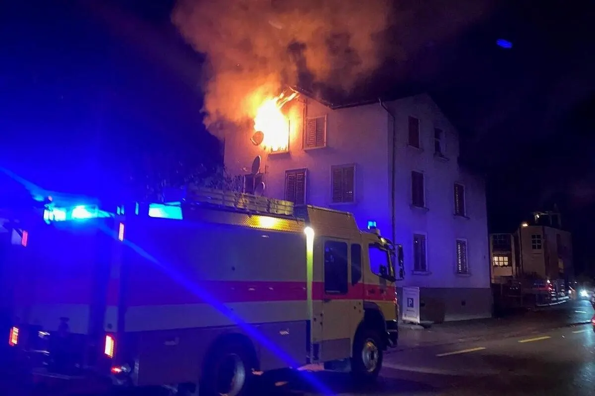 Birmensdorf ZH - Zürcherstrasse während Brand in einem Mehrfamilienhaus komplett gesperrt