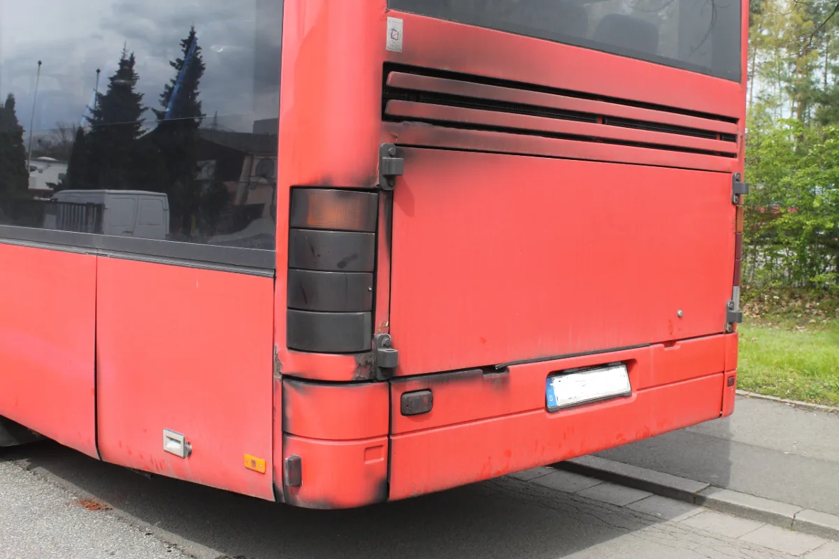 Schwerer Mängelverstoß - Schwerverkehrsüberwachung stoppt amerikanischen Schulbus in Kaiserslautern