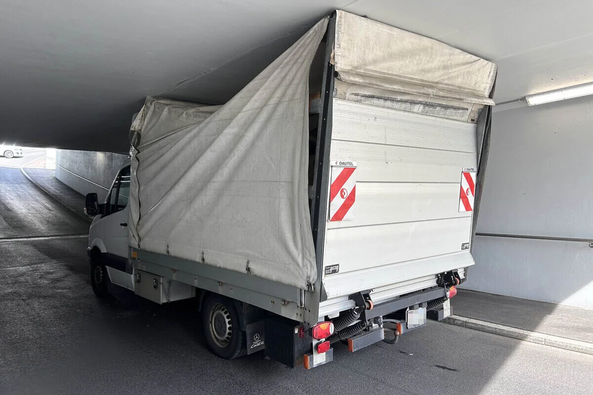 Seewen SZ - Lieferwagen bleibt in Unterführung stecken