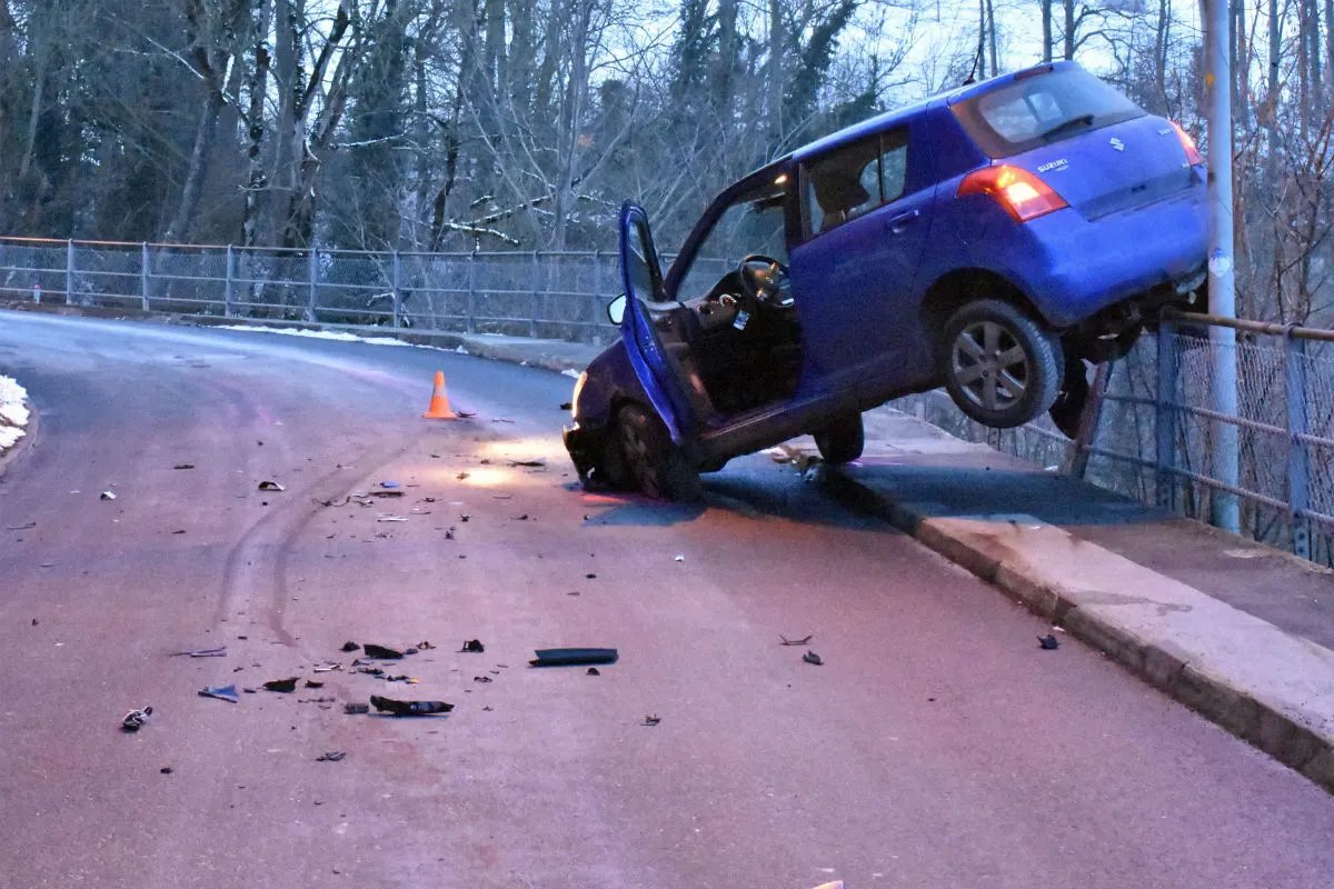Werthenstein LU - Kollision endet mit einem Auto auf Geländer