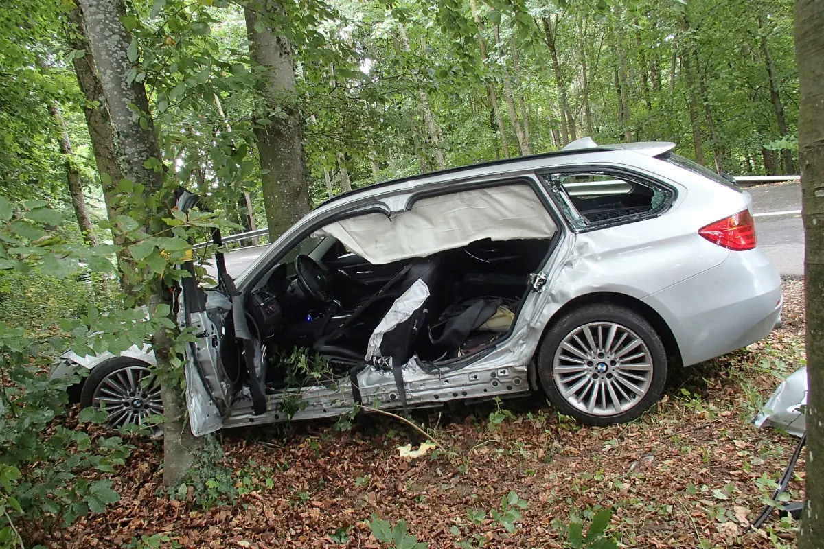 Zetzwil AG - Auto gegen Baum gekracht