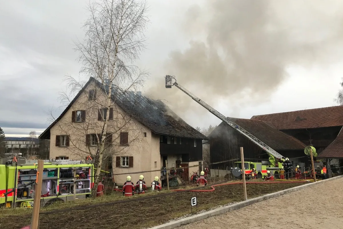 Grossbrand in Uster ZH - Wohnhaus auf Bauernhof komplett ausgebrannt - Pferde gerettet