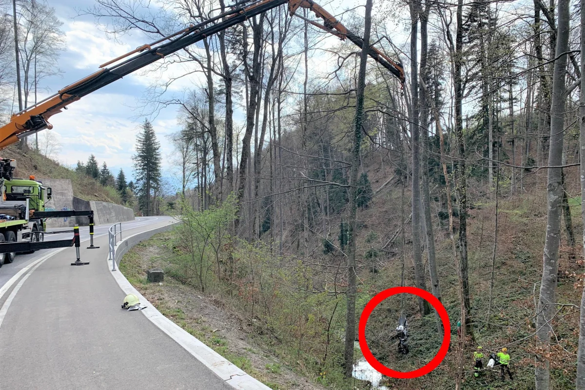 Langnau am Albis ZH – Selbstunfall mit Motorrad fordert Schwerverletzten