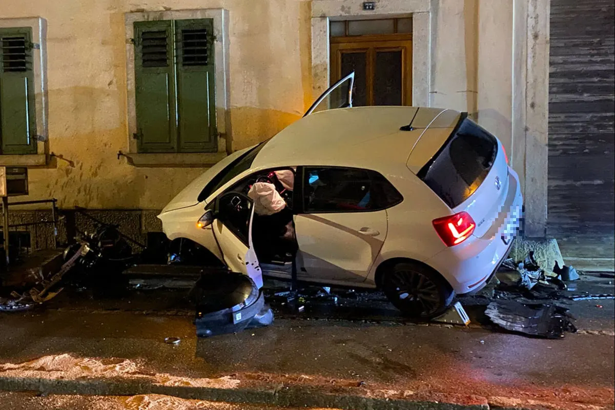 Laufen BL – Zwei Personen bei Selbstunfall mit Personenwagen teils schwer verletzt
