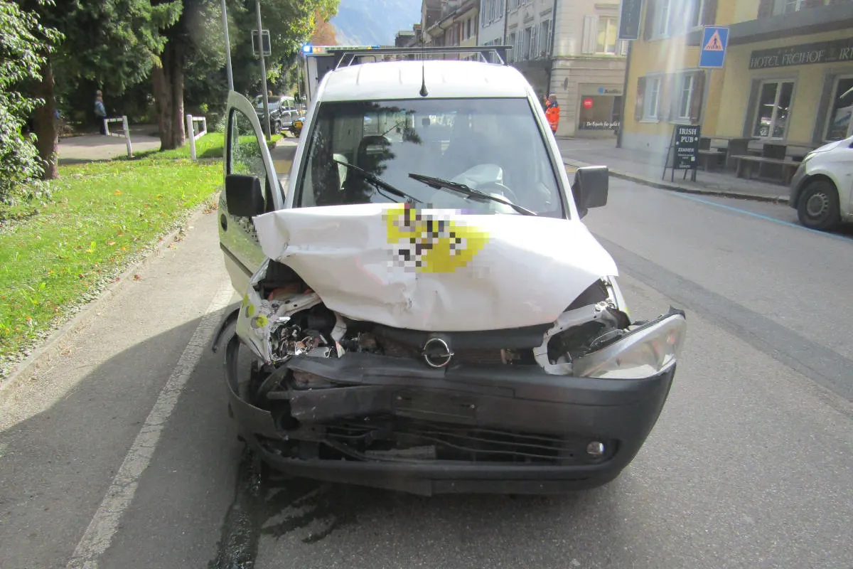 Verkehrsunfall in Glarus – Lieferwagen kracht auf stehende Autos