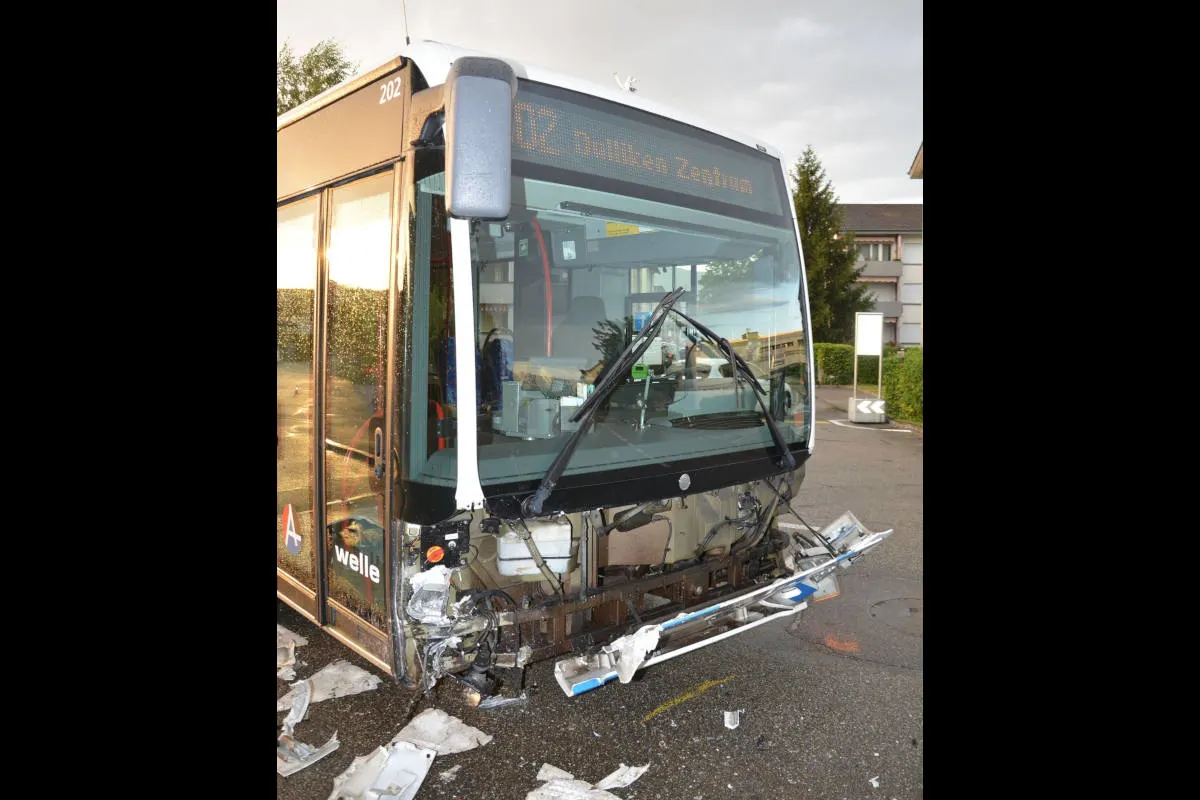 Dulliken SO - Lenker gerät auf Gegenfahrbahn und prallt in Linienbus