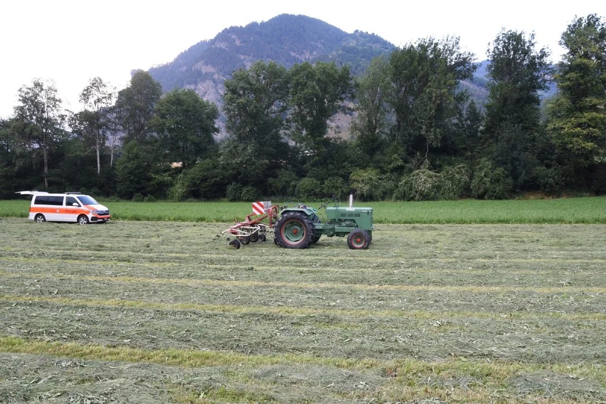 Paspels GR - Jugendlicher wird von Traktor überrollt