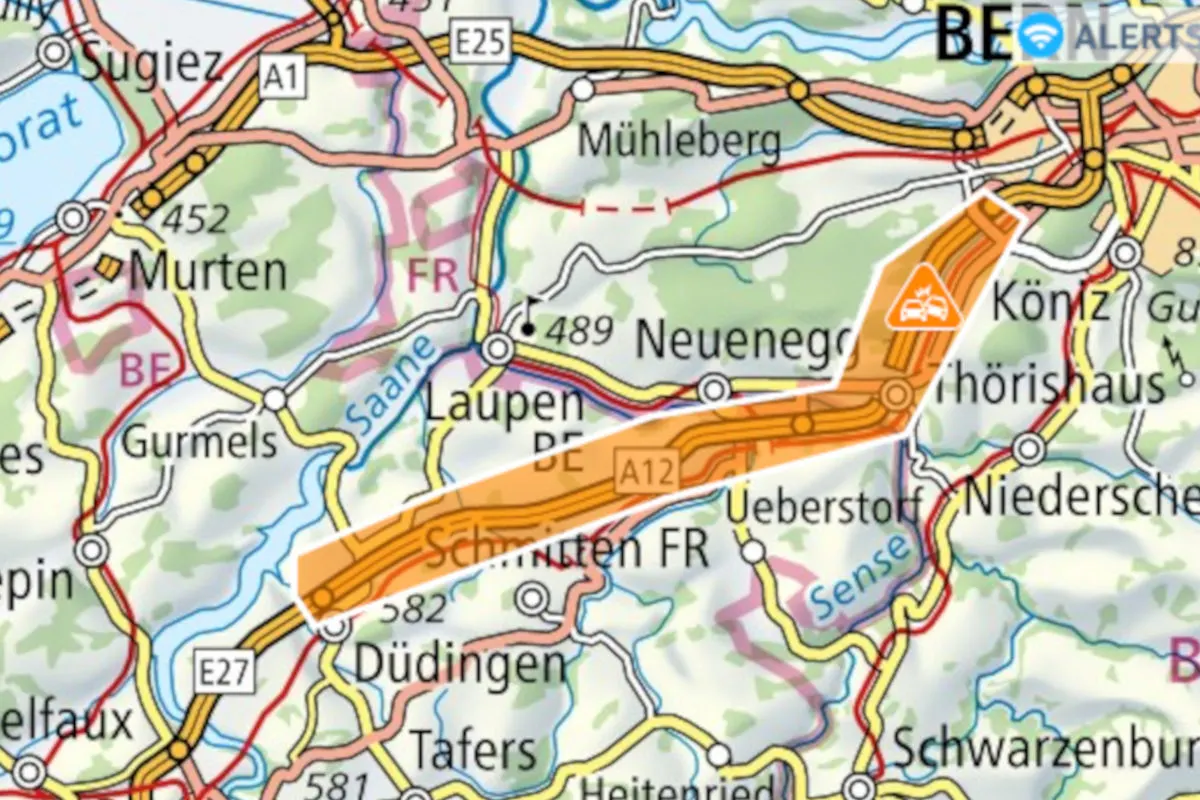 Eine Straßenkarte mit hervorgehobener Strecke der A12 zeigt eine Unfallstelle zwischen Flamatt und Bern.