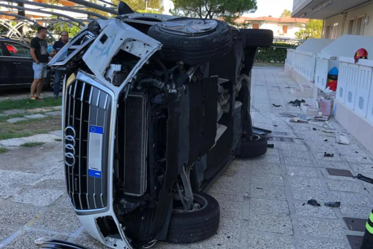 Gas und Bremse verwechselt - Brandneuer SUV Schrott