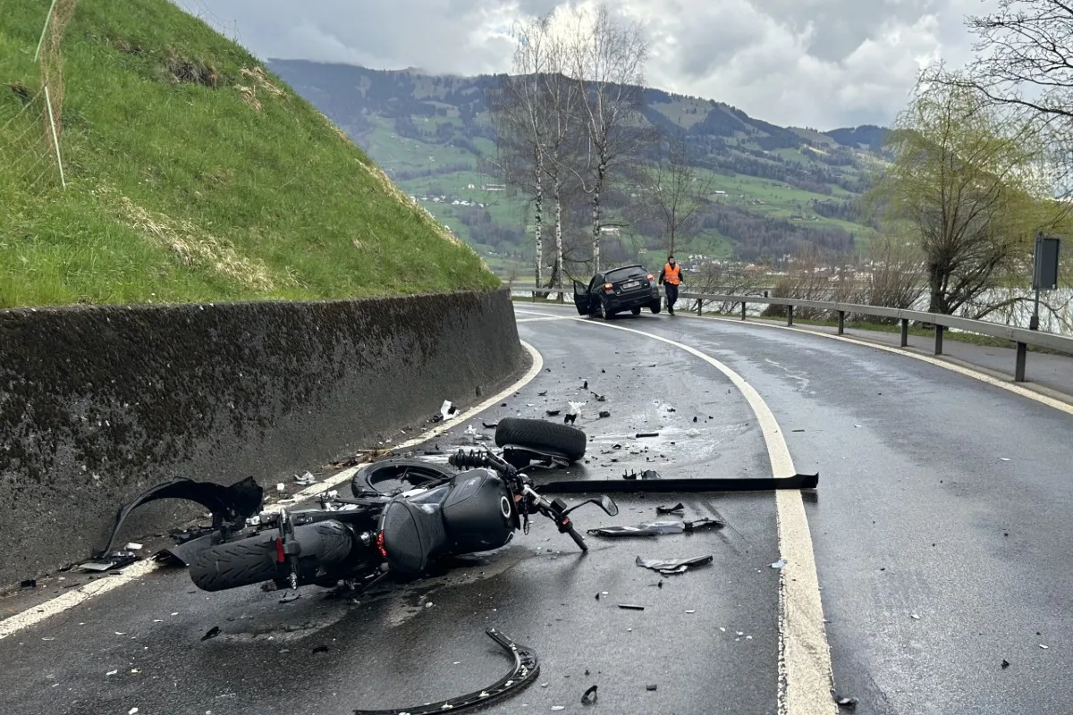 Lauerz SZ - Überholmanöver endet mit schwerem Unfall