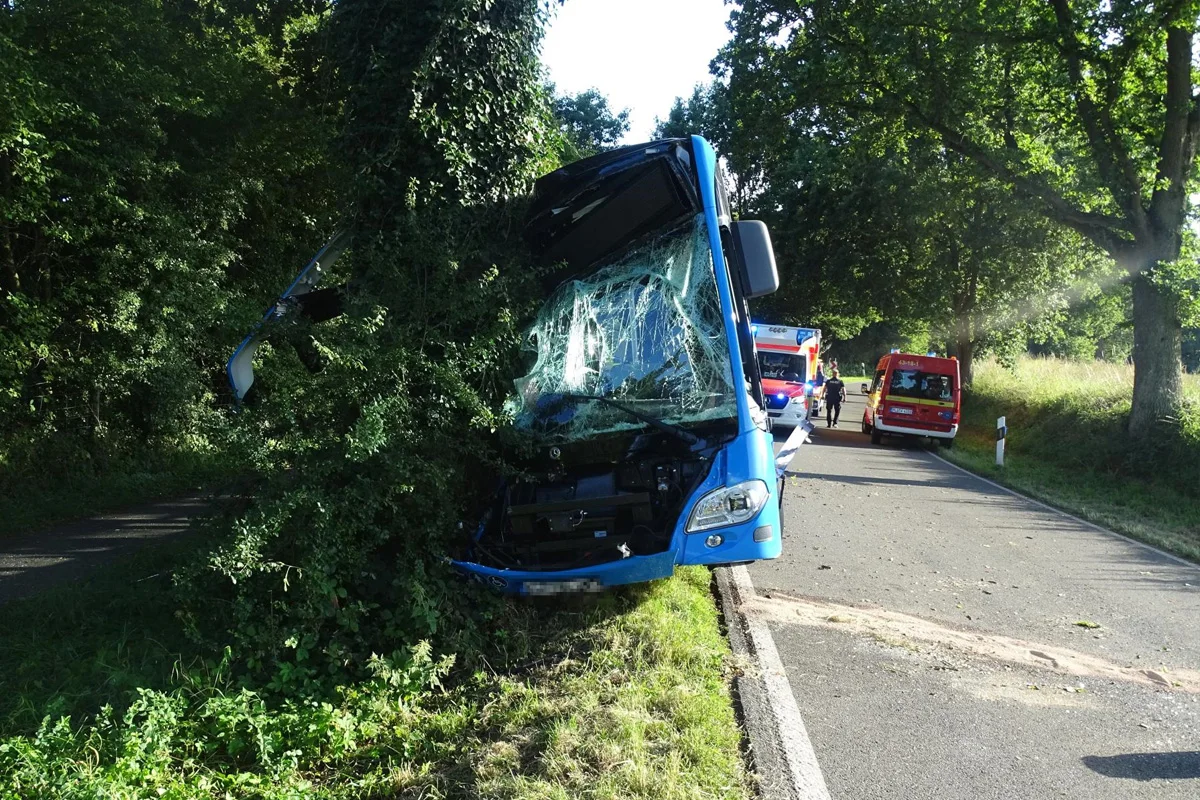 Unfall in Hohwacht SH – Linienbus prallt gegen Baum