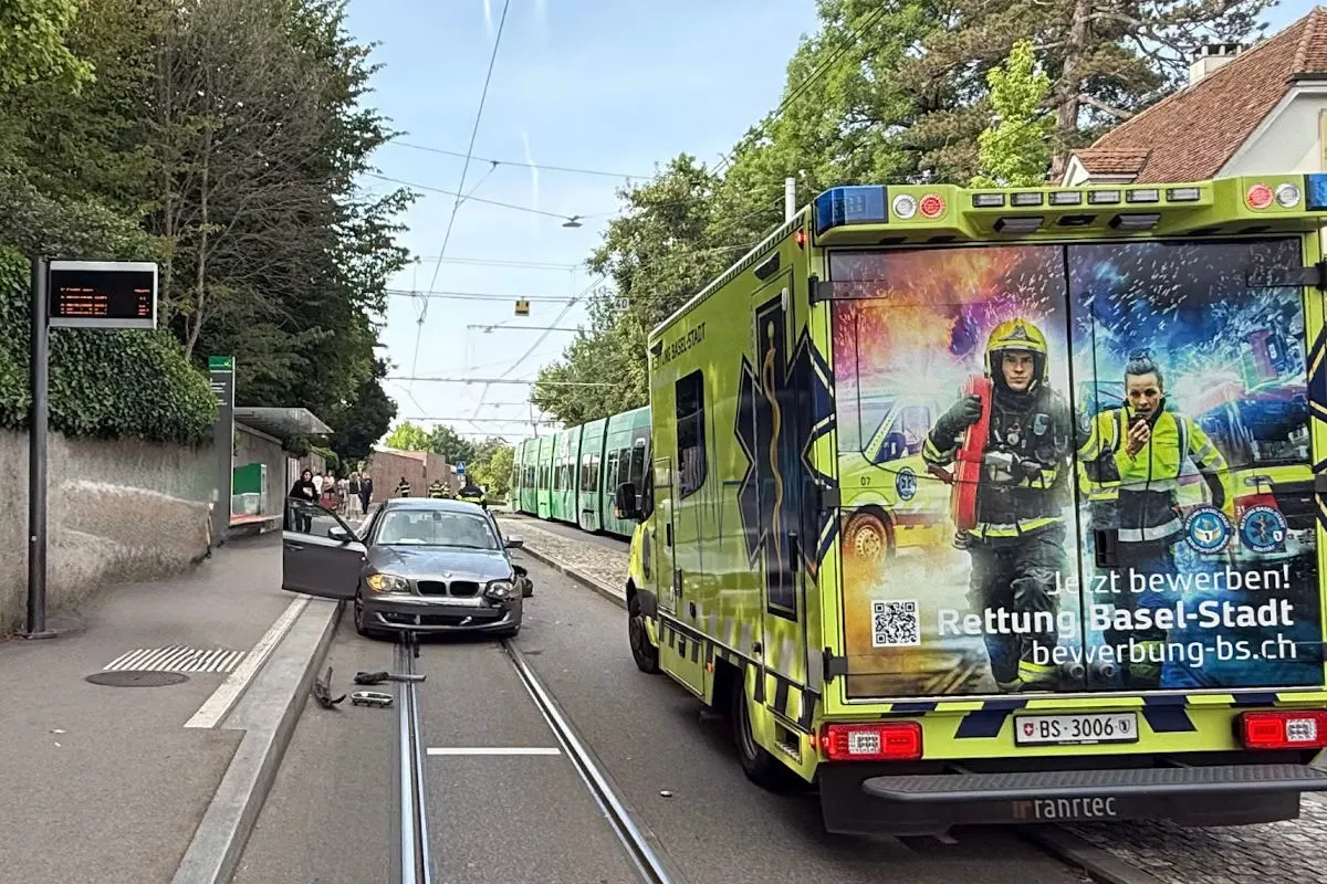 Unfall in Riehen – Autofahrer kollidiert mehrmals auf Gegenfahrbahn