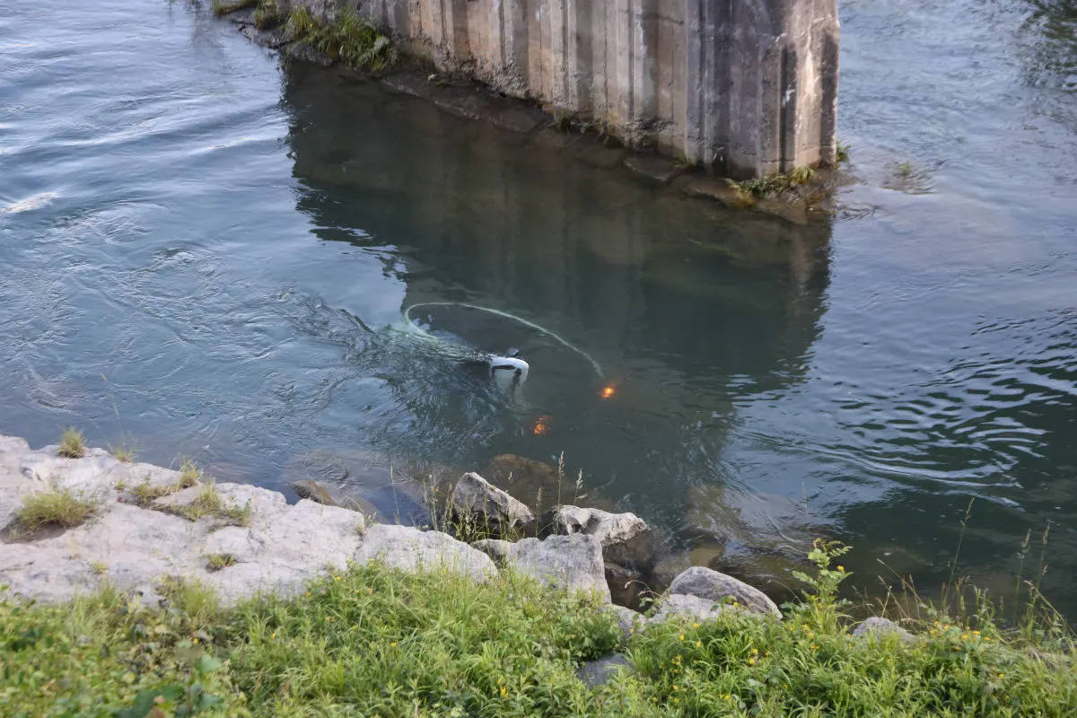 Rüthi SG - Elektrofahrzeug in Binnenkanal versunken