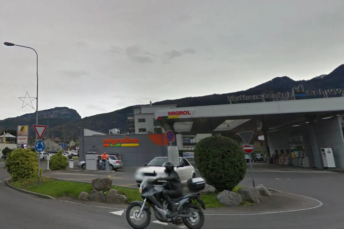 Ibach SZ - Tankstellenshop überfallen - Zeugenaufruf