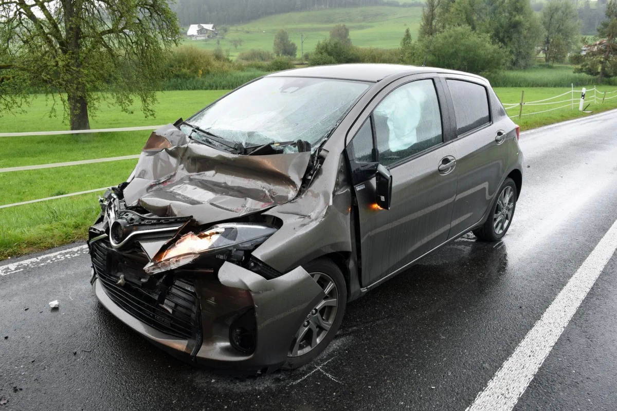 Menznau LU - Streifkollision von zwei Lastwagen löst weitere Unfälle aus