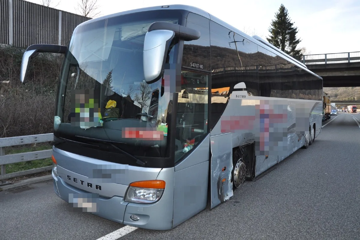 Unfall Autobahn A1/Härkingen-Rothrist SO - Reisecar gerät wegen Pneuplatzer ausser Kontrolle - 6 Verletzte!