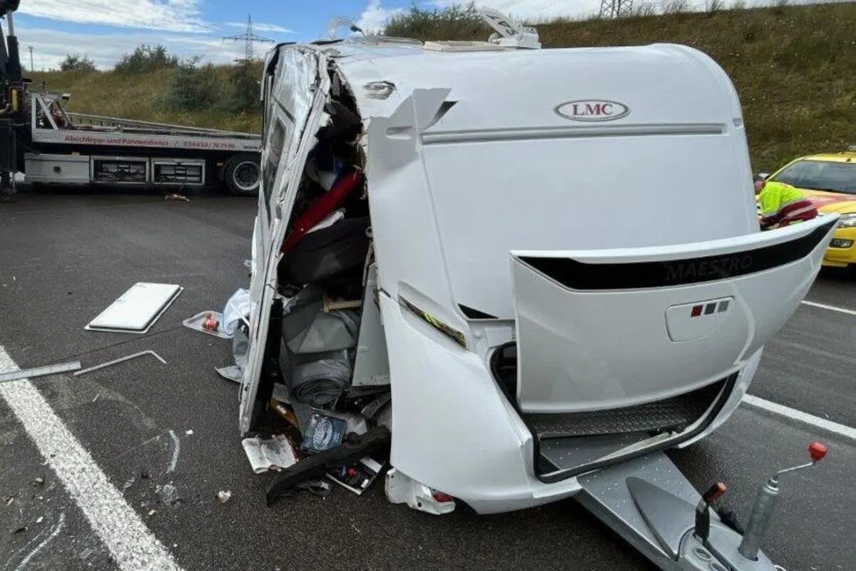 A4 Richtung Frankfurt - Wohnanhänger während der Fahrt gelöst