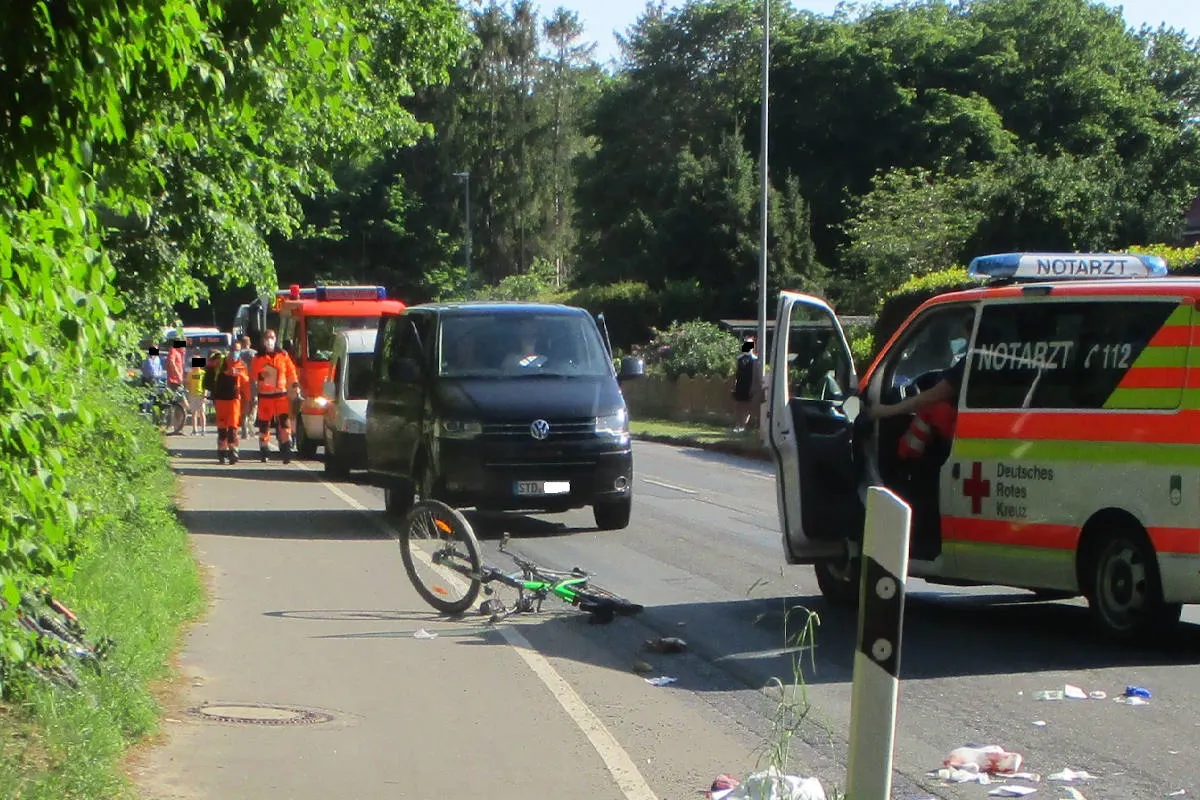Stade – 15-jähriger Radfahrer bei Unfall schwer verletzt