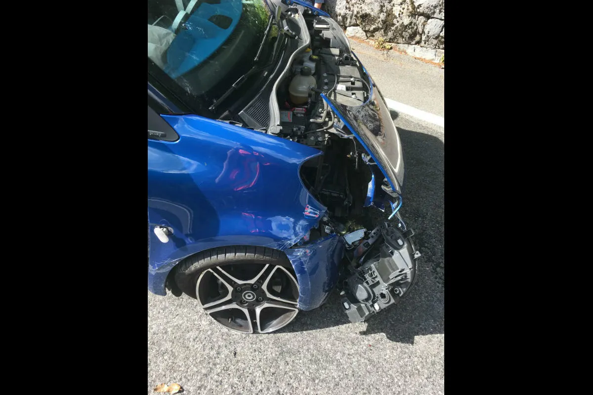 Linthal GL - Abgelenkter Autofahrer baut Selbstunfall