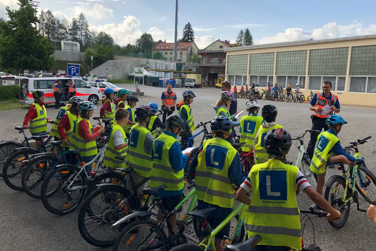 Teufen AR - Schüler absolvieren Radfahrerprüfung