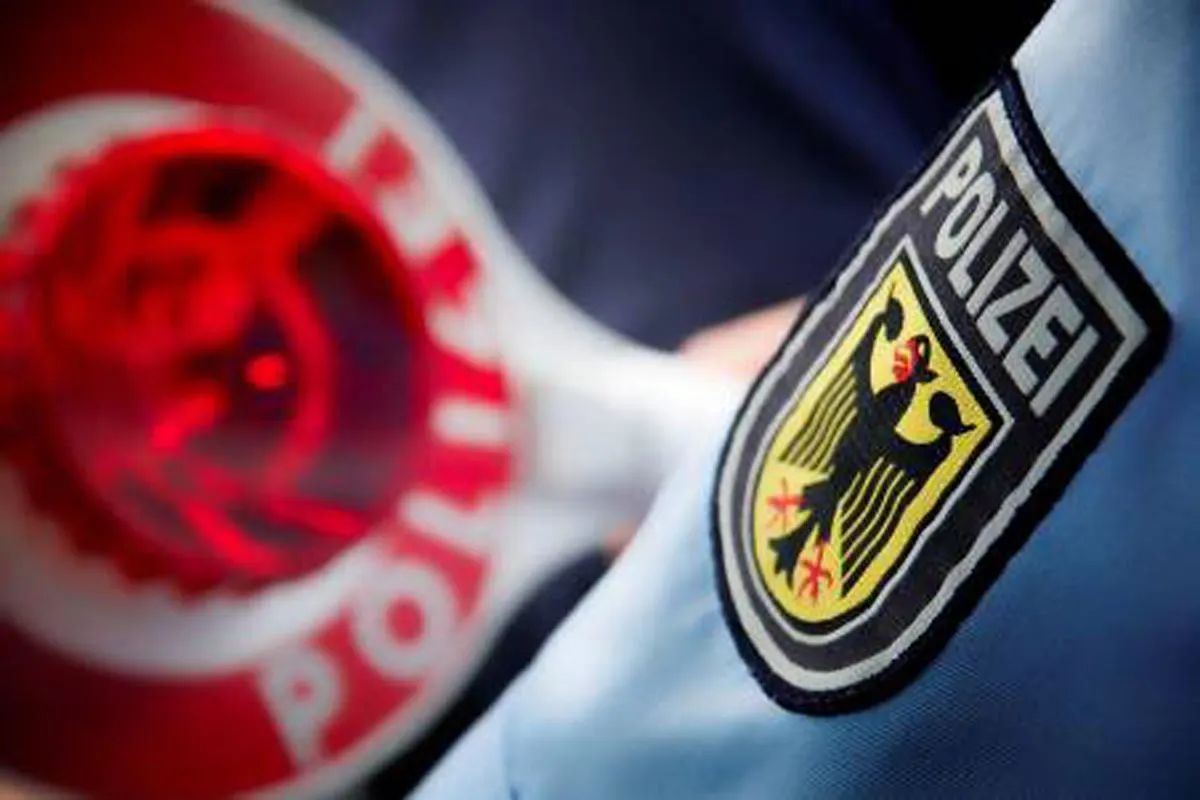 Wörth - Gefahr durch Eisplatten auf einem Lkw