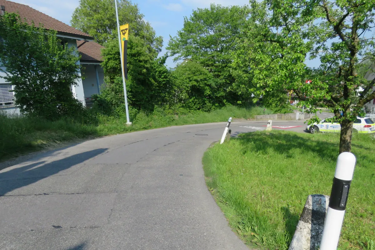Mühlau AG -  Motorradfahrer verunfallt – Polizei sucht Auto