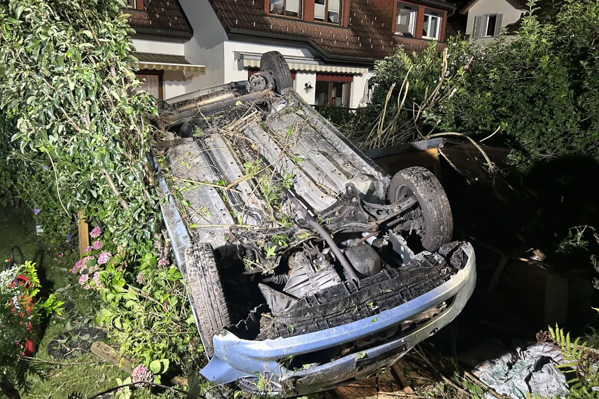 Unfall in Buttikon SZ – Auto überschlägt sich und landet auf dem Dach