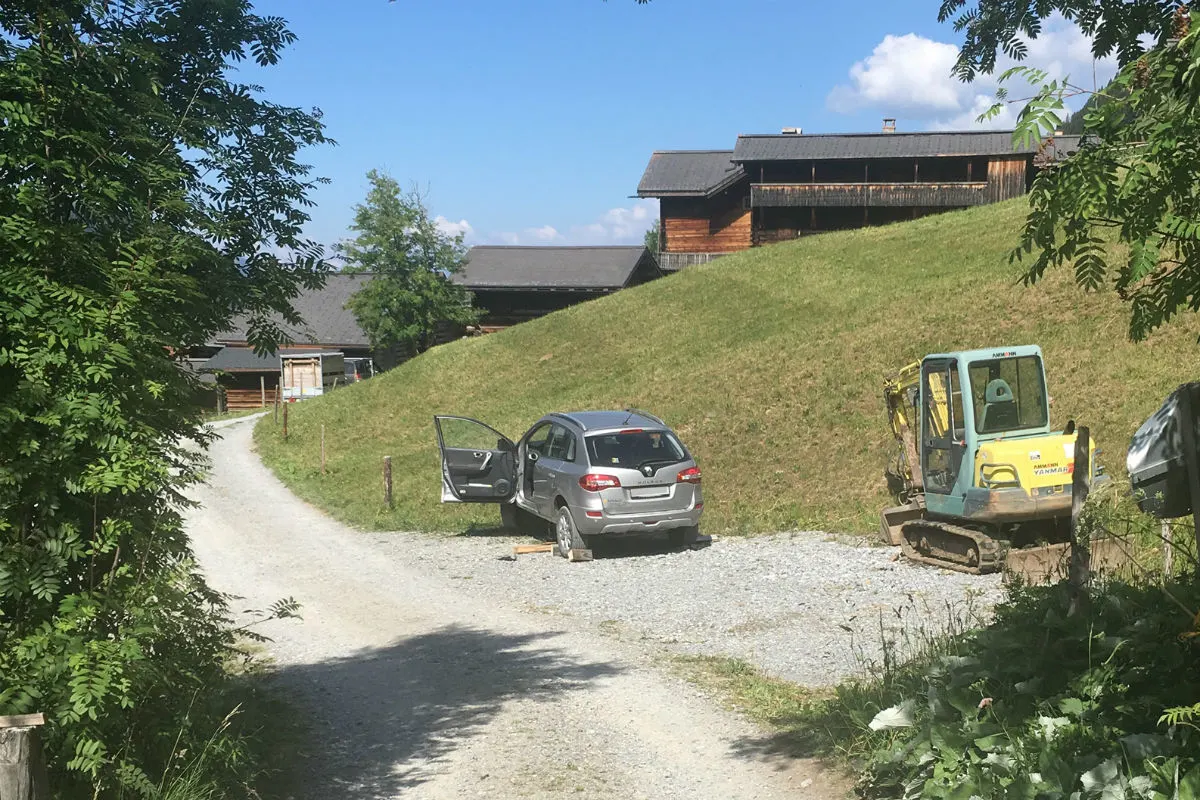 Langwies GR - Lenker gerät unter Personenwagen