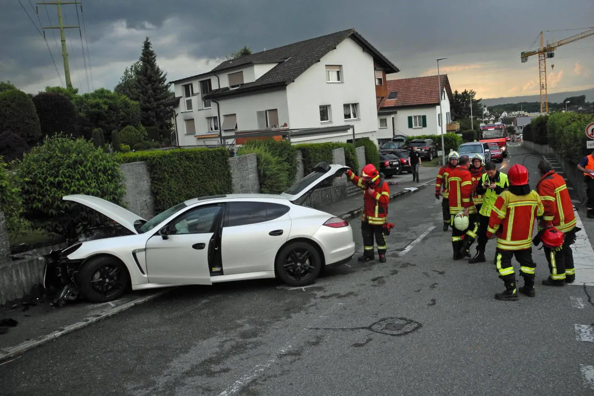 Galgenen SZ - Zwei Verletzte nach Selbstkollision