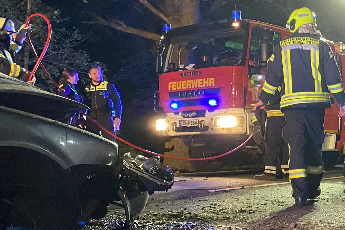 Lüchow-Dannenberg NI – Fahrer bei Alleinunfall schwer verletzt eingeklemmt