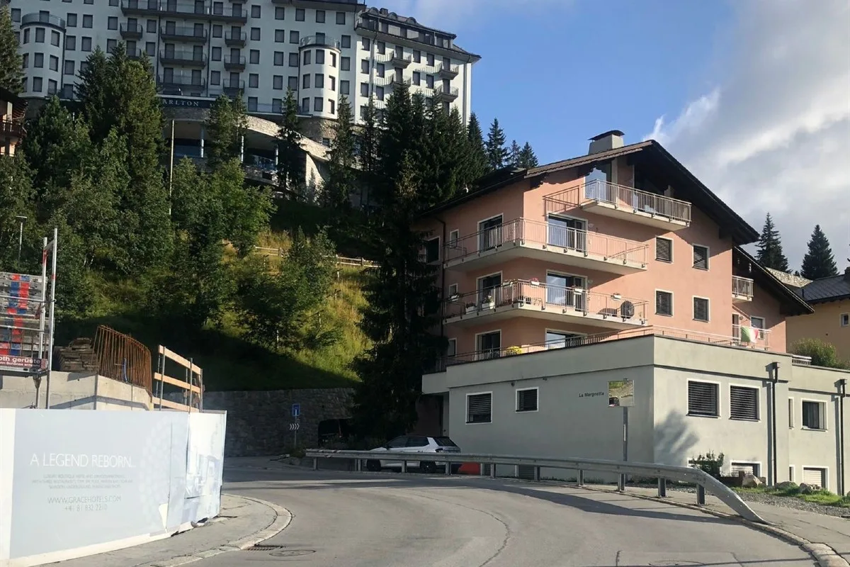 St. Moritz GR - Kollision zwischen Auto und E-Bike-Fahrer