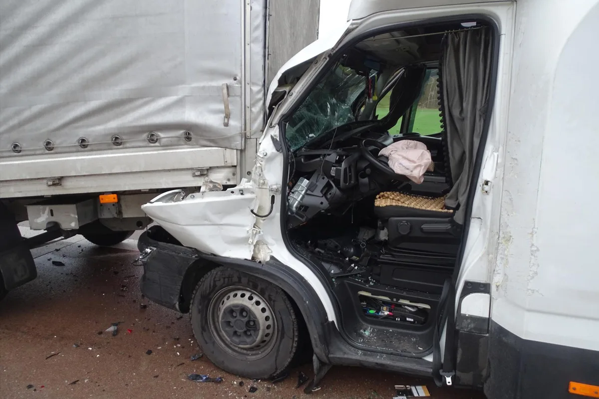 A1 Lübeck – Drei Verletzte nach Unfall von Lkw im Stau