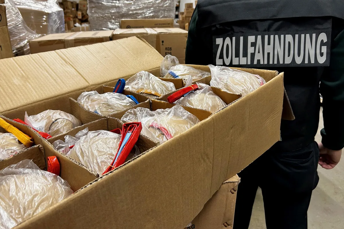 Günzburg – Zoll stellt hochgefährliche Kugelbomben sicher