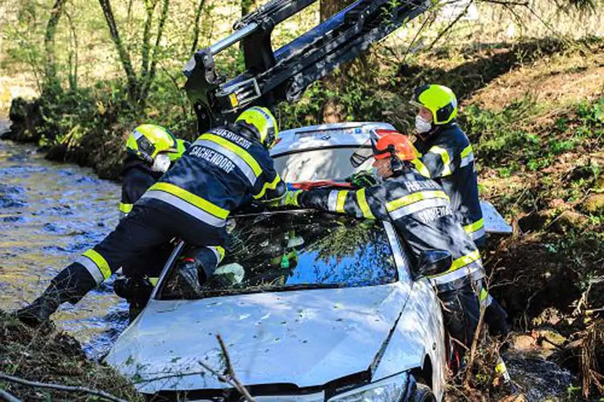 Sachendorf – BMW im Bach geparkt