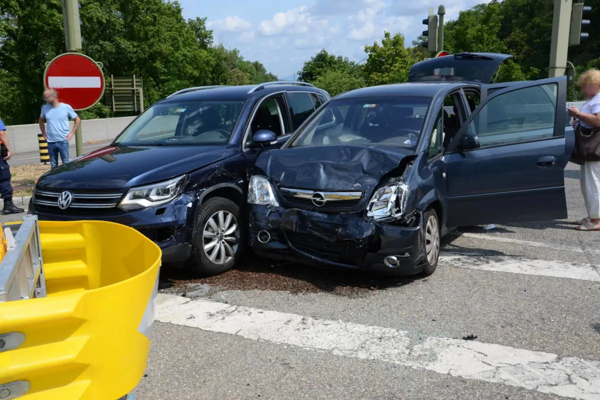 A18 Muttenz BL - Drei Verletzte bei Kollision zwischen zwei Personenwagen