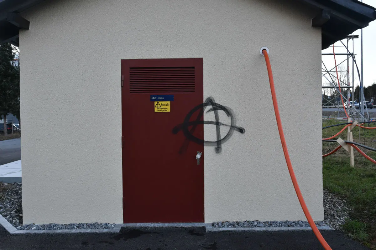 Schaan/Nendeln FL - Trafostation versprayt und Selbstunfall